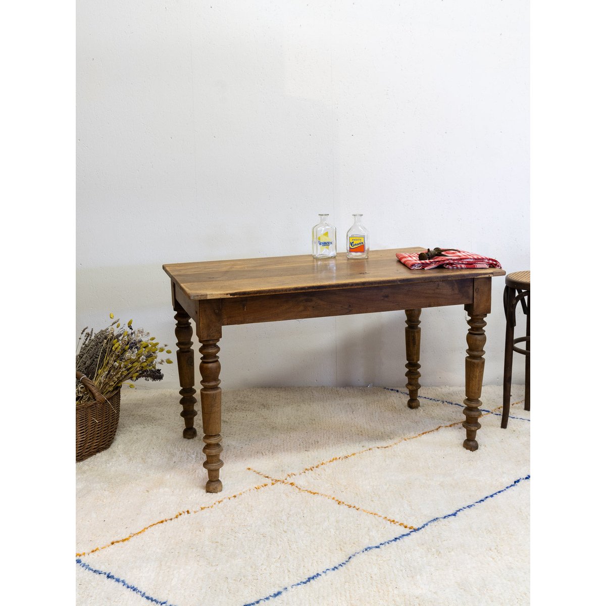 Table à manger en bois Romy N°527 - Bon état bois foncé, DEBONGOUT