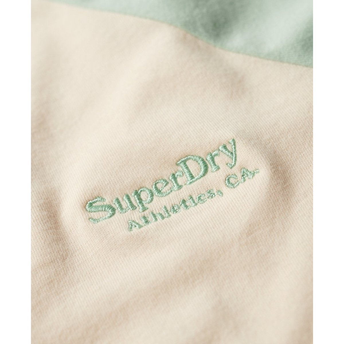 Haut de base-ball à manches longues et logo Essential crème de tapioca/vert lin, SUPERDRY