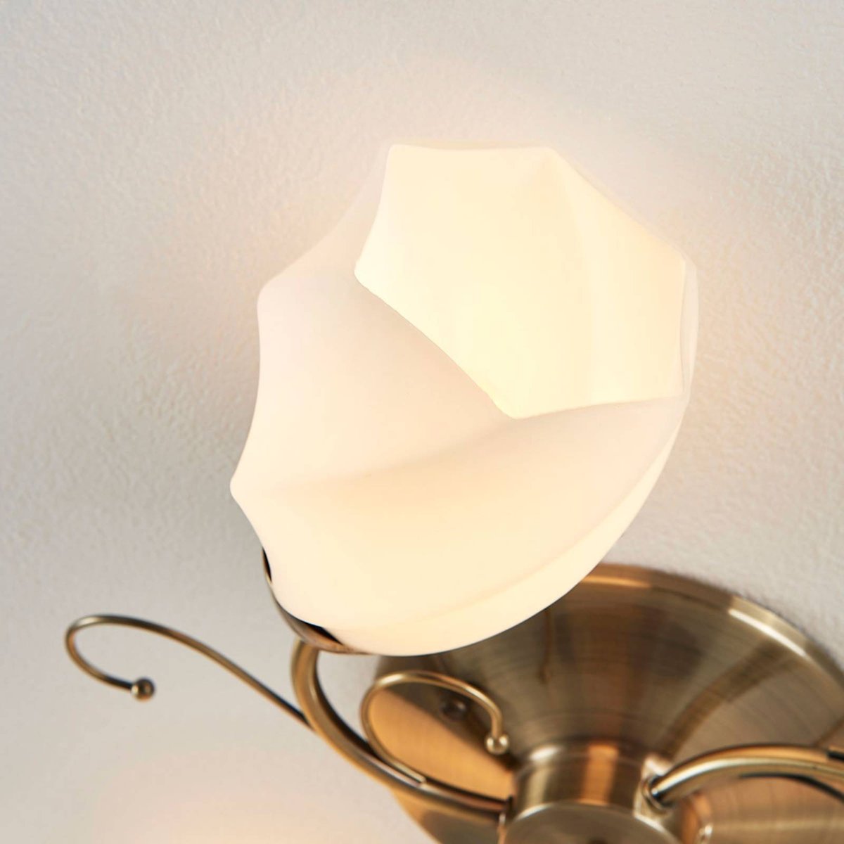 Plafonnier en verre antique, Amedea blanc, laiton ancien, LINDBY