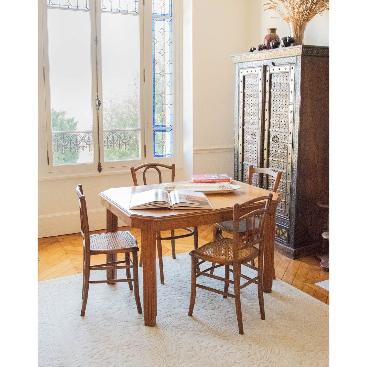 Table à manger sculptée en chêne Romy N°646 - Bon état bois clair, DEBONGOUT
