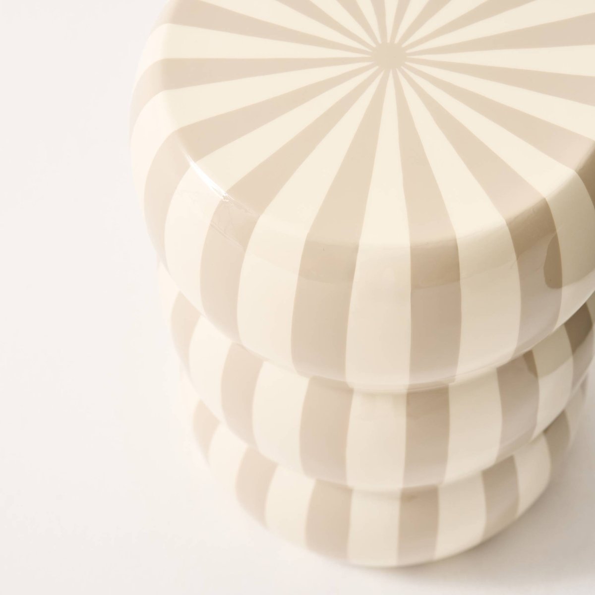 Table d'appoint, bout de canapé, table de chevet acier émaillé à rayures Ø33x H 46cm LOLI beige, SWEEEK
