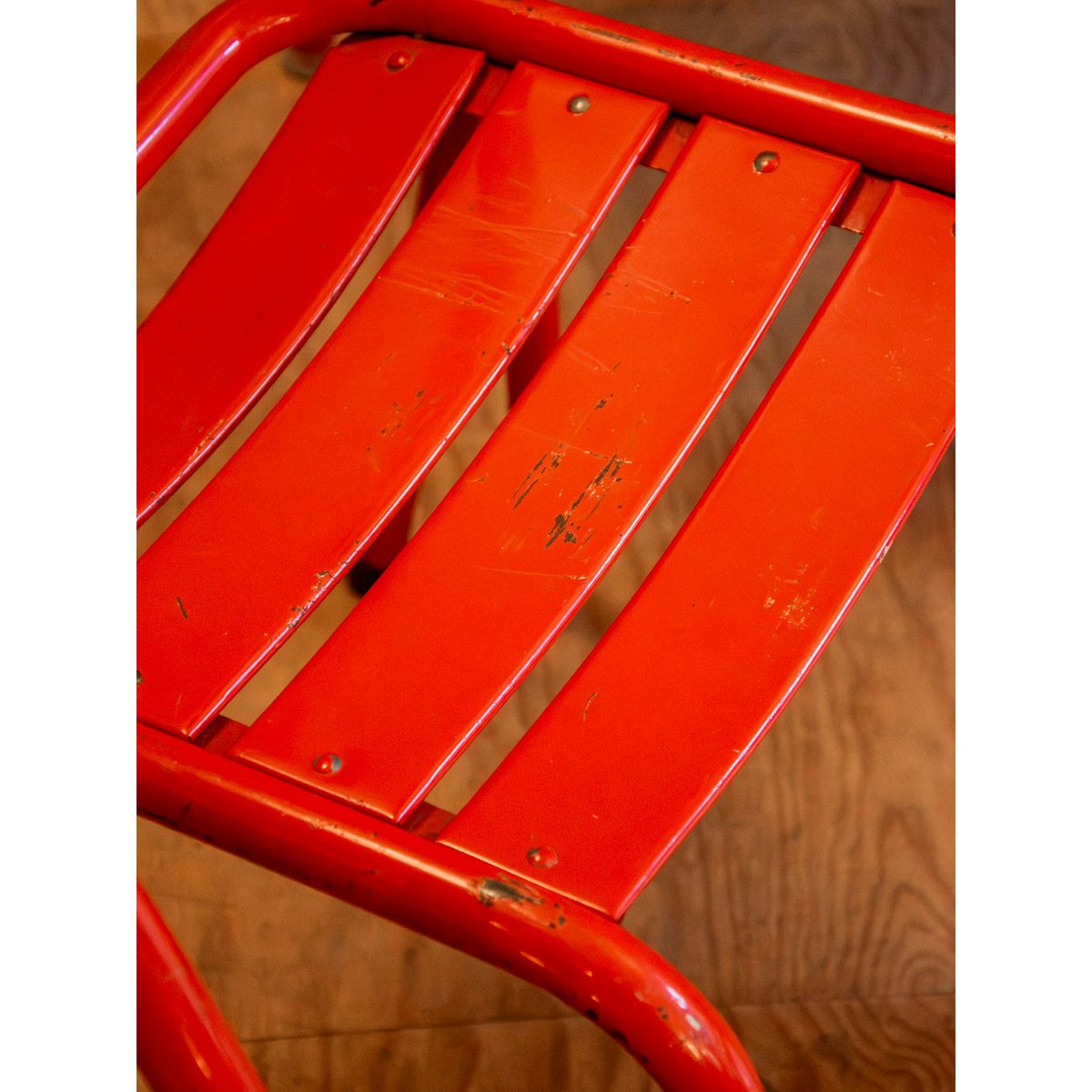 Lot de 6 chaises en métal rouges Alma N°2034 - Bon état rouge, DEBONGOUT