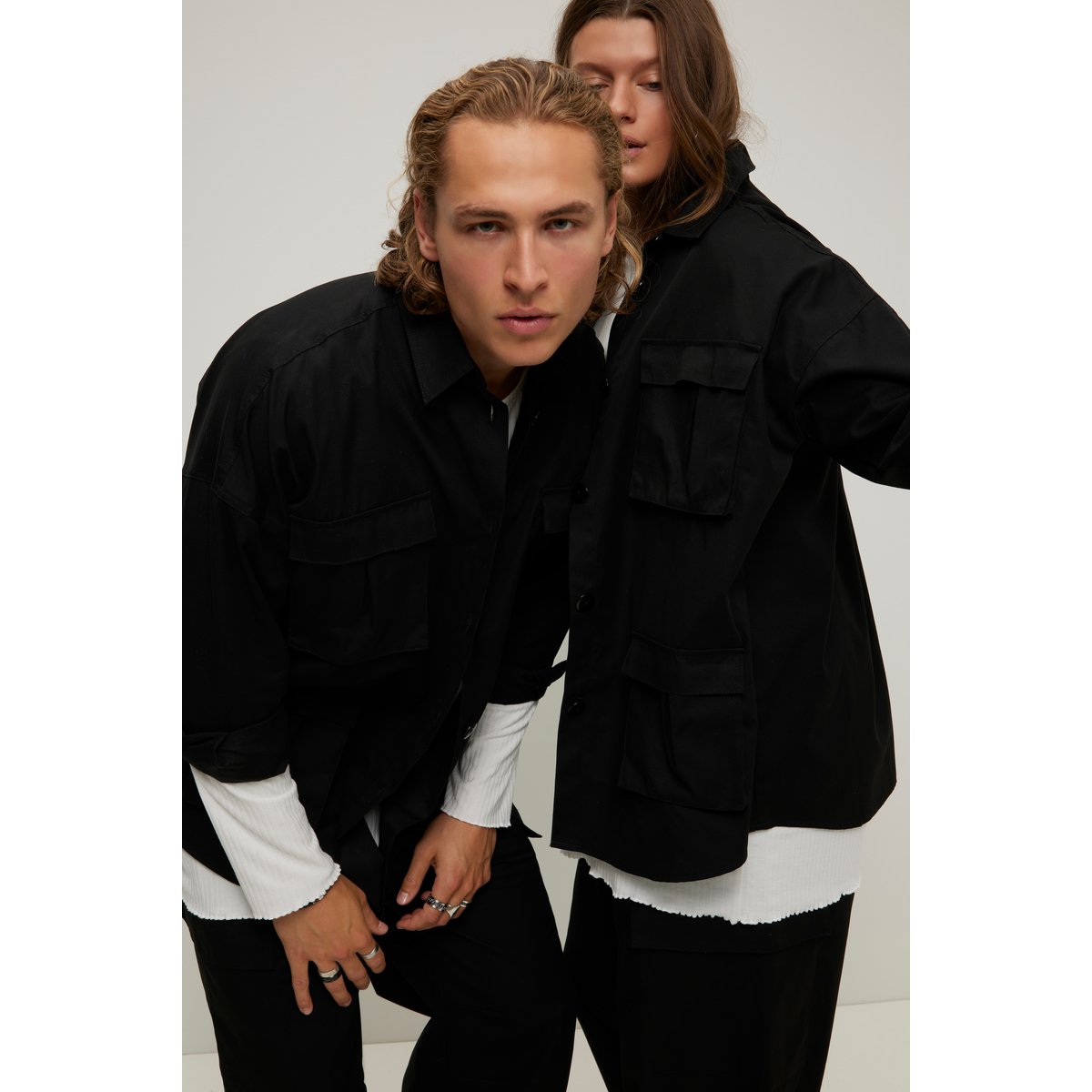 Veste chemise oversize à manches longues. noir, STUDIO UNTOLD