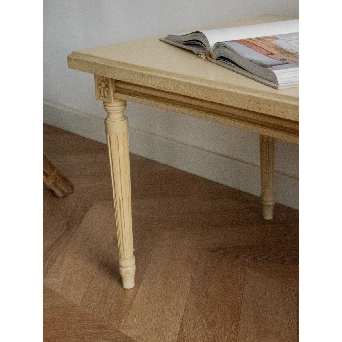 Table basse aux pieds sculptés Léonie N°487 - Bon état beige, DEBONGOUT