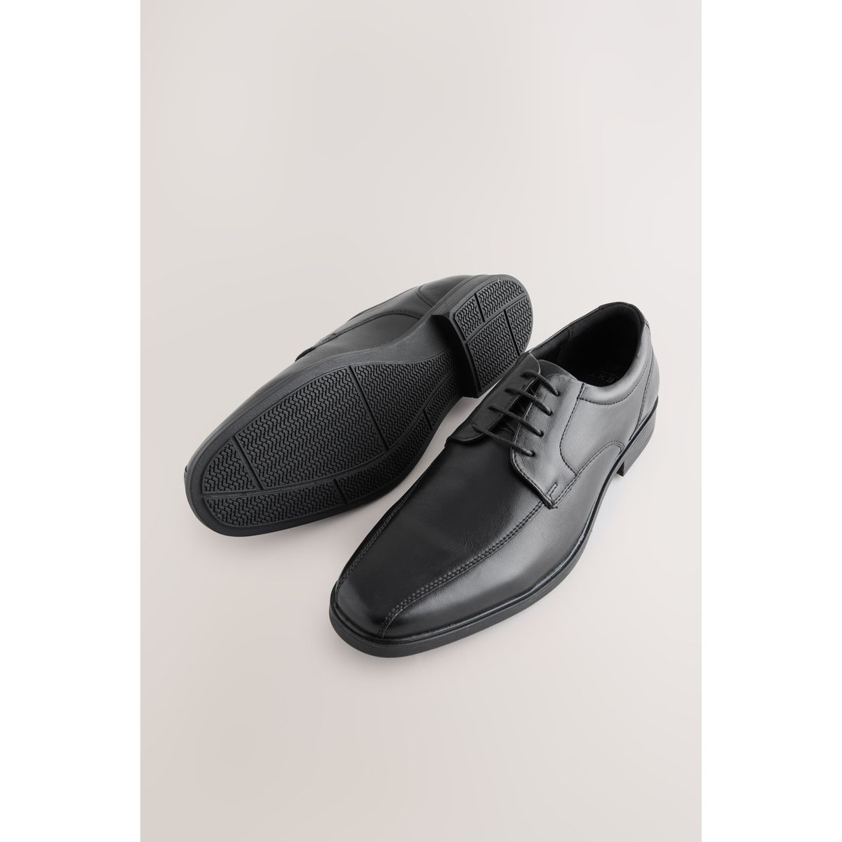 Chaussures fines avec empiècement noir, NEXT