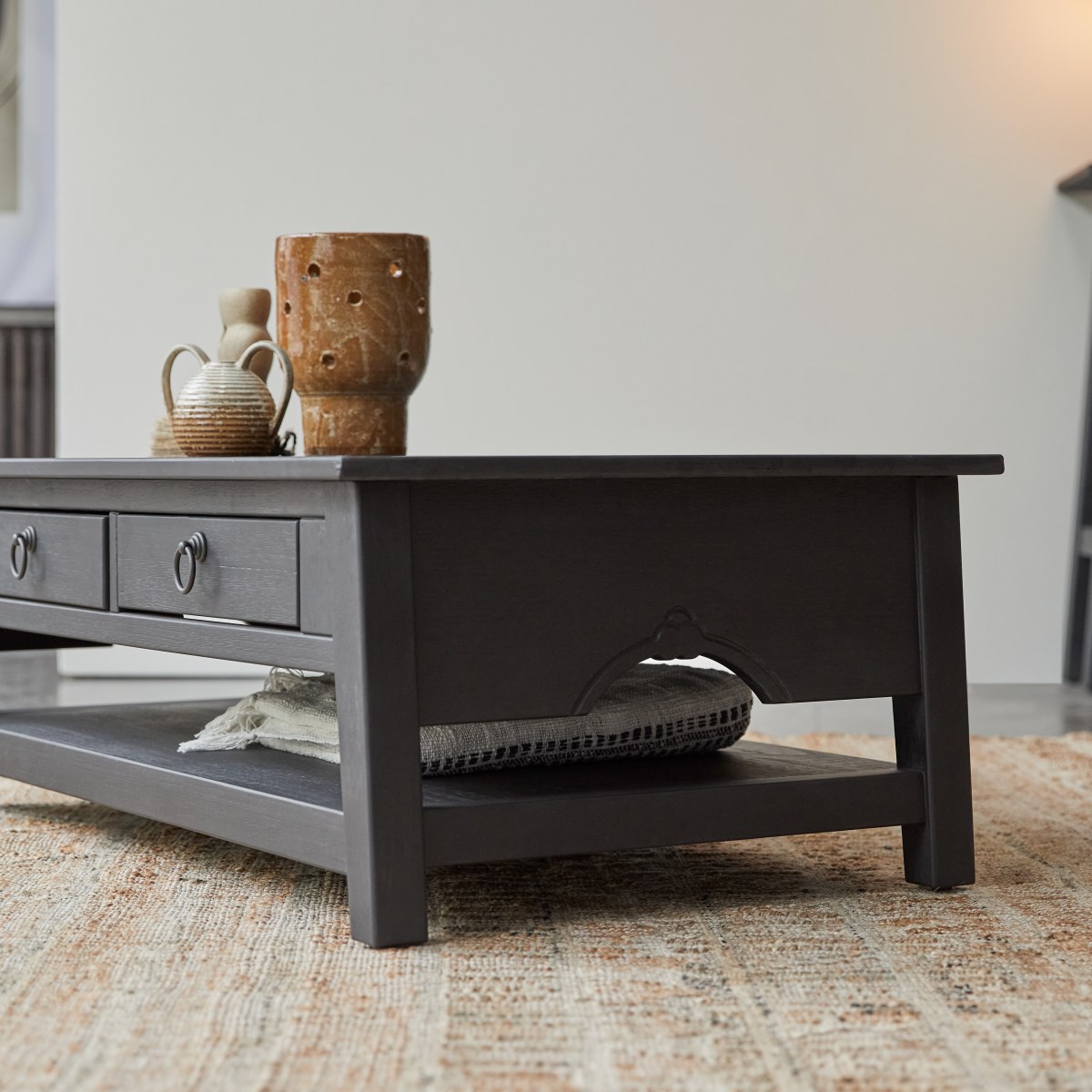 Table basse en Pin massif, THAKI BLACK noir, TIKAMOON
