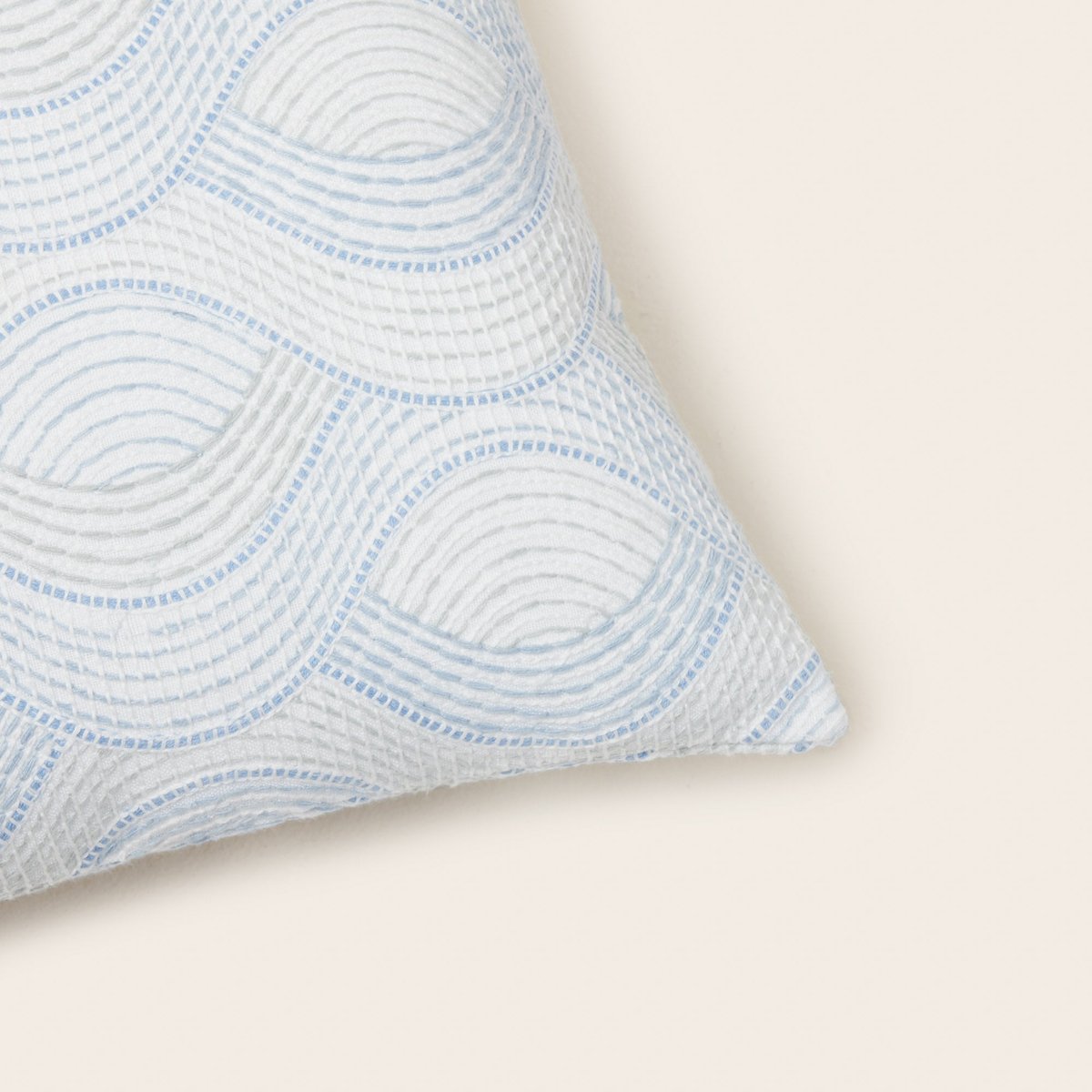 Housse De Coussin en Vagues finement brodées KAMARIE blanc et ciel, MADURA