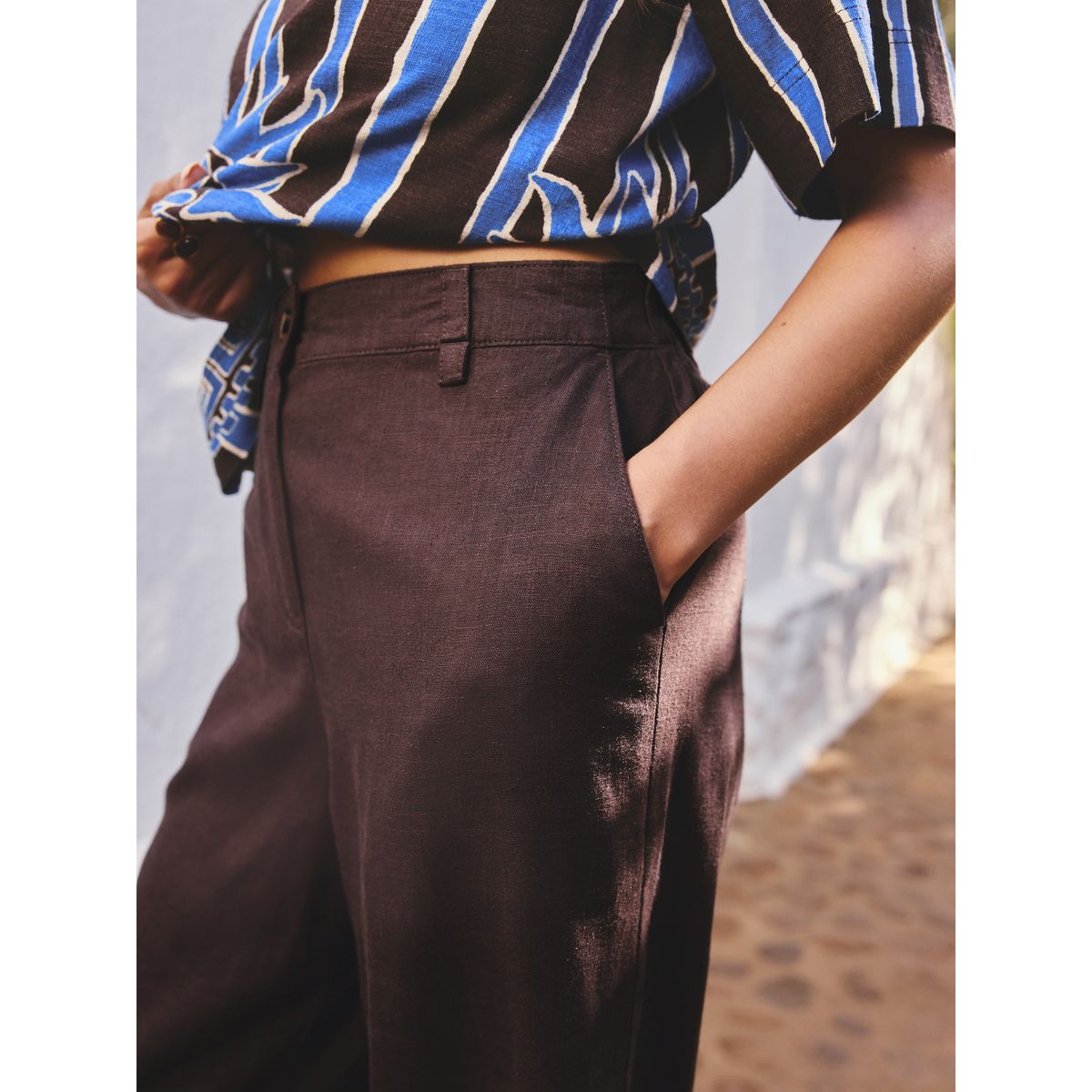 Pantalon large habillé en mélange de lin marron chocolat, NEXT