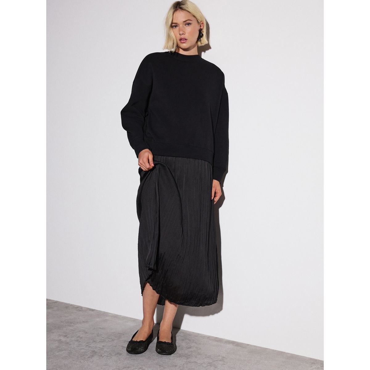 Pull doux et jupe midi en satin 2-en-1 noir, NEXT