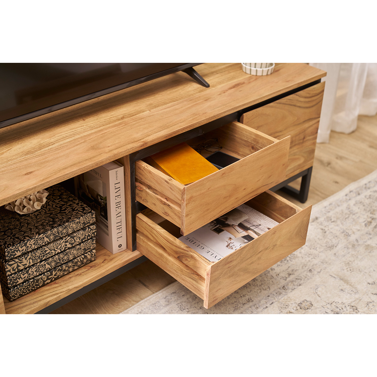 Meuble TV en bois massif L160 cm HOORN bois clair / noir, MILIBOO