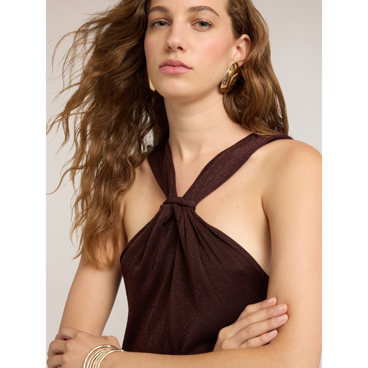 Pull avec drapé et découpes marron, MOTIVI