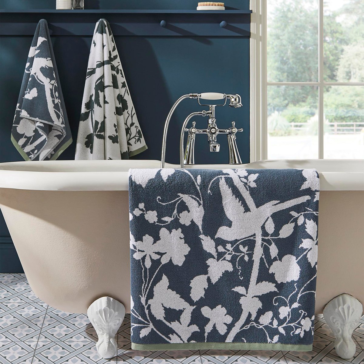 Drap de bain Fleurs Jardin Oriental bleu pétrole, blanc, LAURA ASHLEY