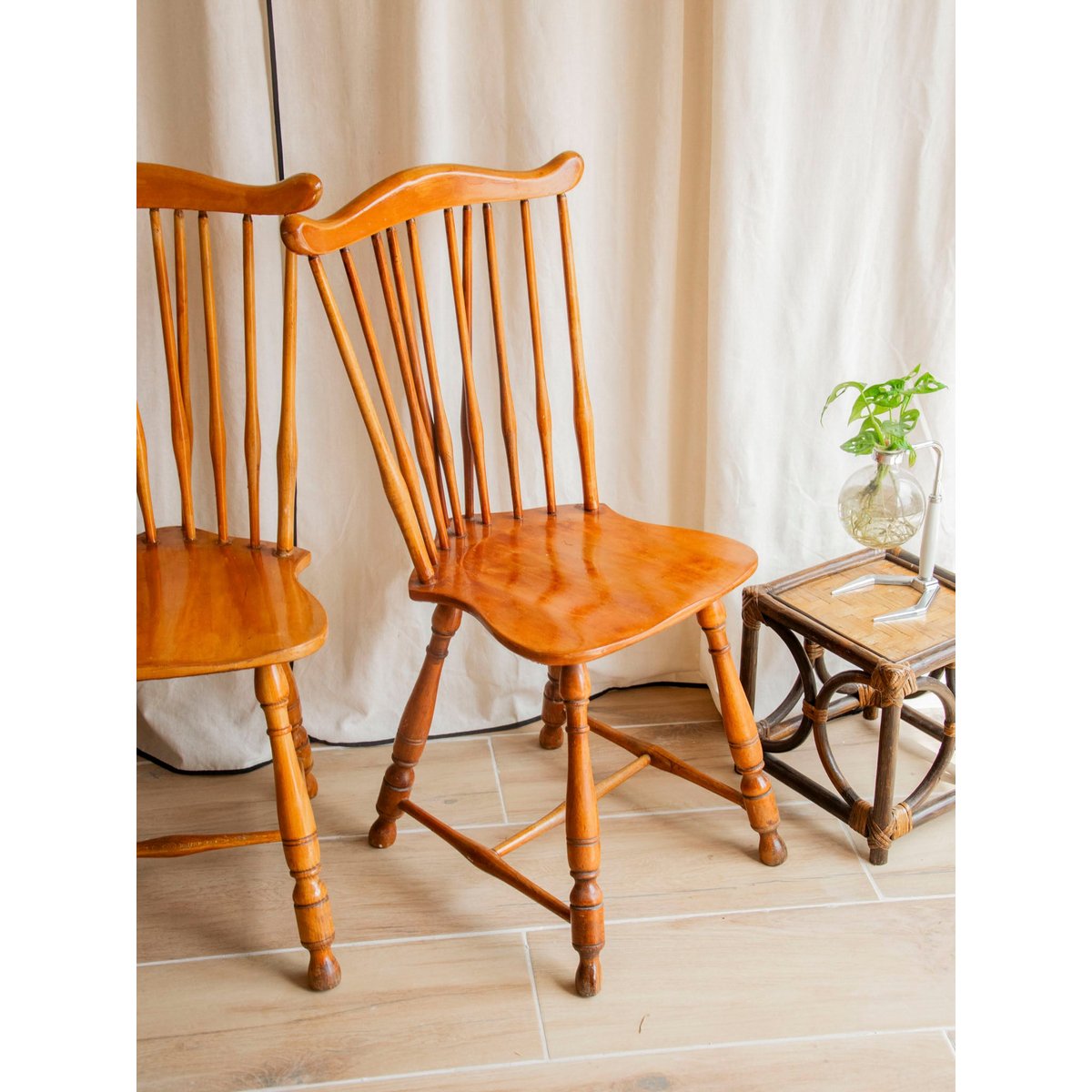 Paire de chaises au style western Claude N°1450 - Bon état bois clair, DEBONGOUT