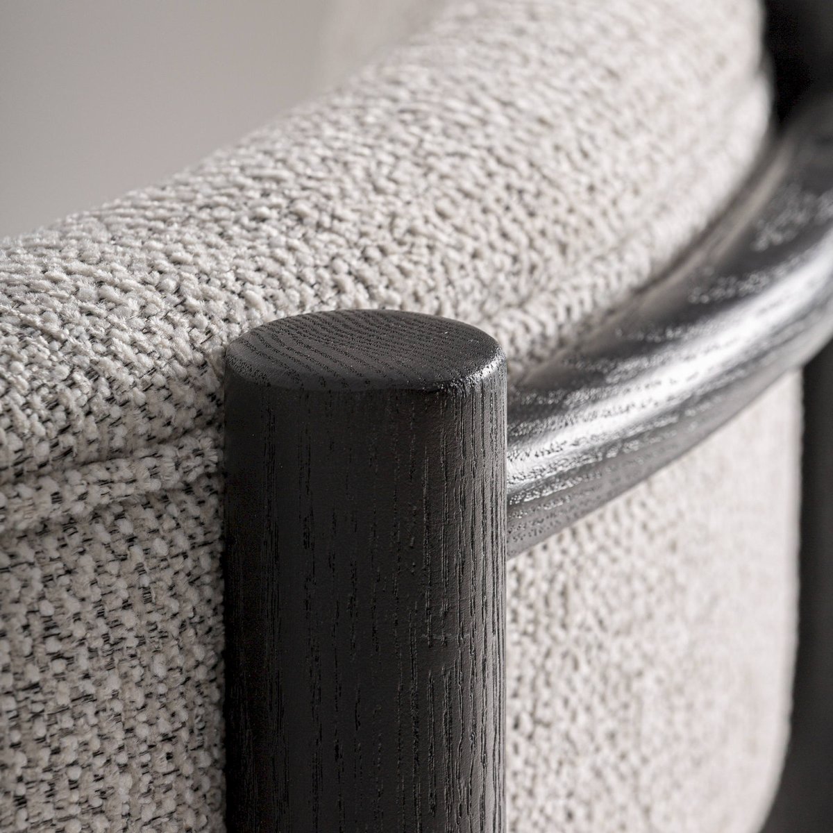 Fauteuil contemporain en bois et tissu blanc cassé et noir, RECOLLECTION