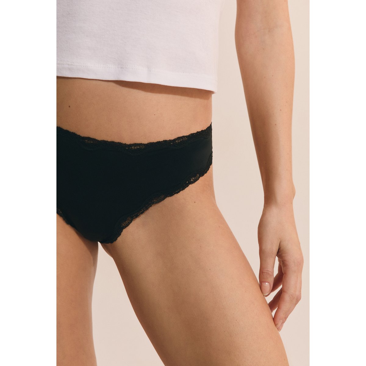 Tanga avec détails dentelle MAX noir, ETAM