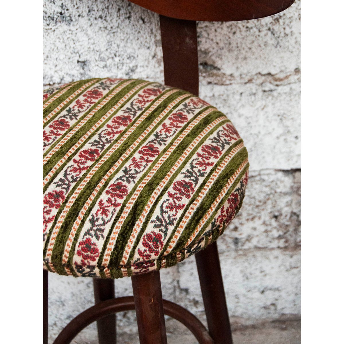 Tabouret de bar fleuri Gaston N°102 - Bon état bois, vert, rose, DEBONGOUT