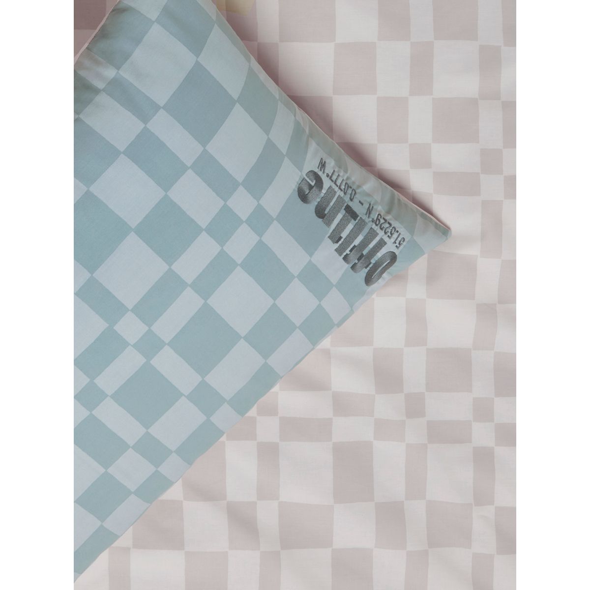 Parure housse de couette et taie d'oreiller damier bleu et neutre, NEXT