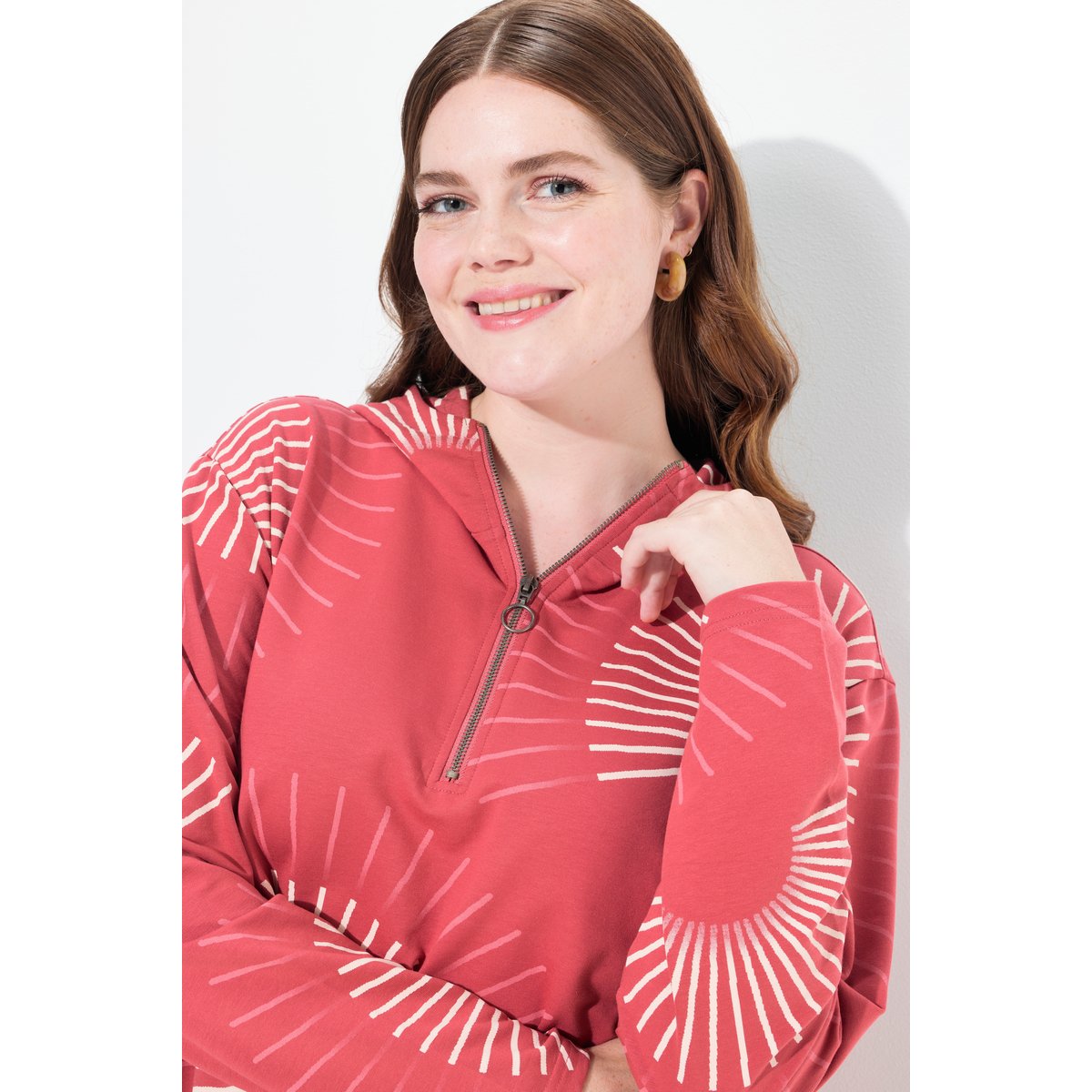 Sweat-shirt à capuche en coton bio. Imprimé framboise, ULLA POPKEN