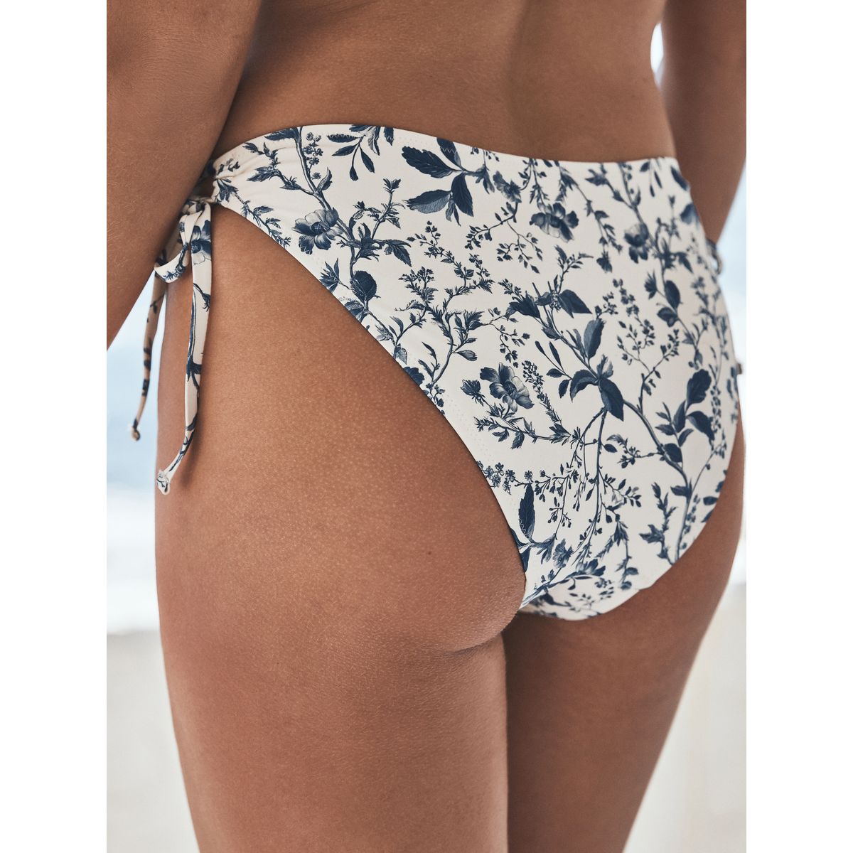 Bas de bikini noué sur les côtés blanc crème/bleu à petits motifs floraux, NEXT