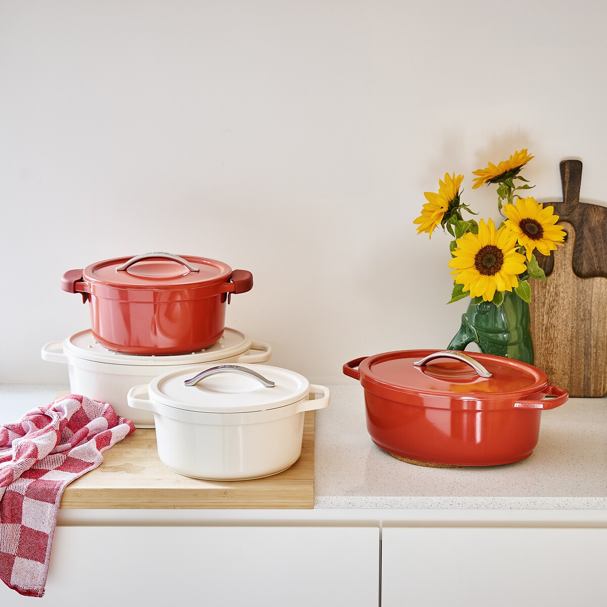 Round Feathered Casserole Dish red, BEKA