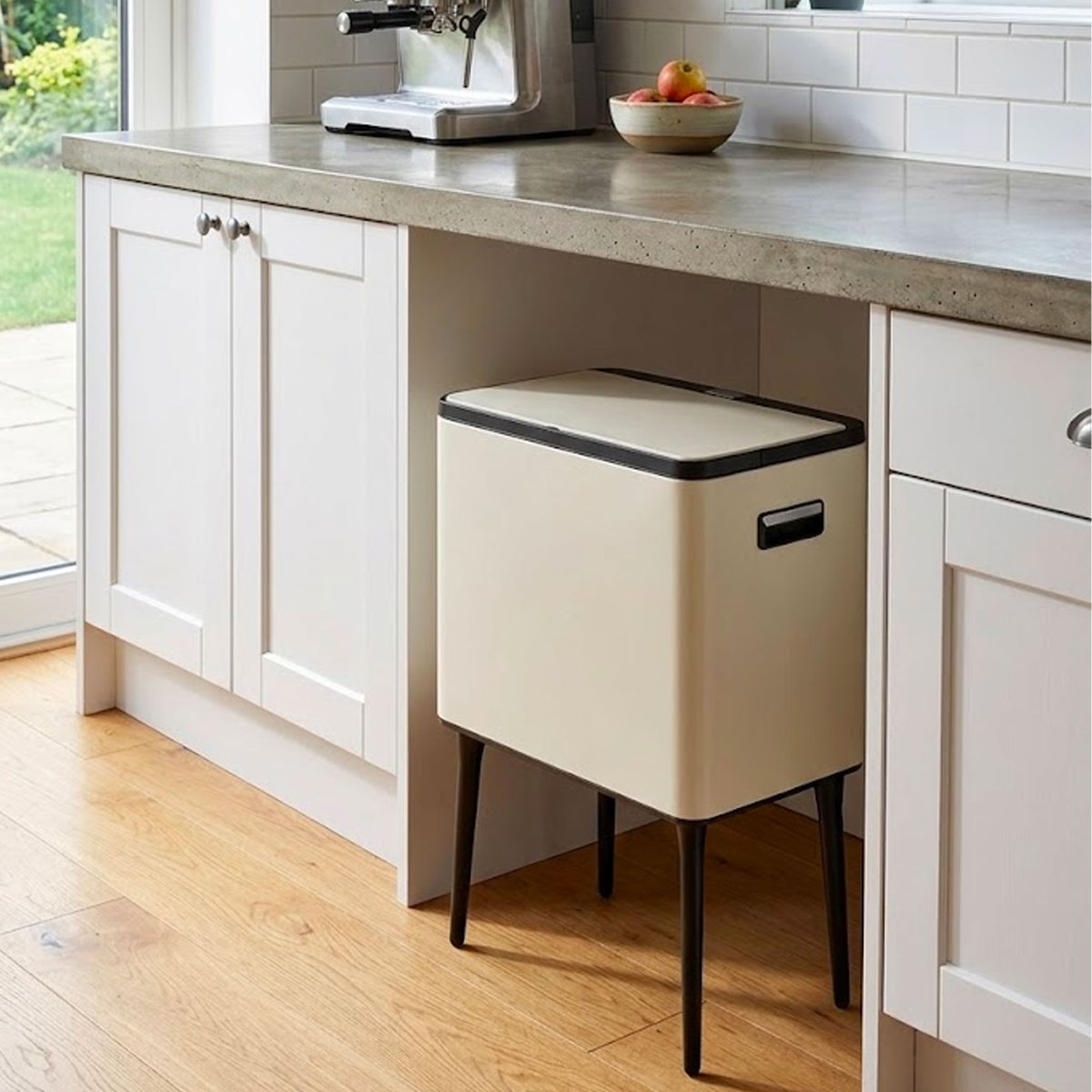 Poubelle de cuisine sur pied design en métal blanc crème 35L blanc, WADIGA