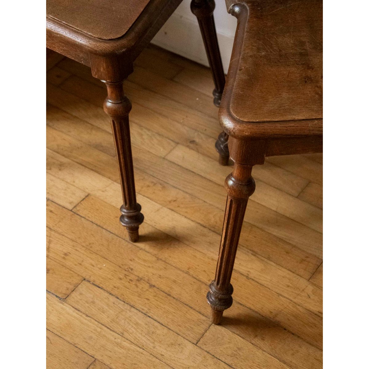 Paire de chaises au bois sculpté Claude N°1583 - Bon état bois foncé, DEBONGOUT
