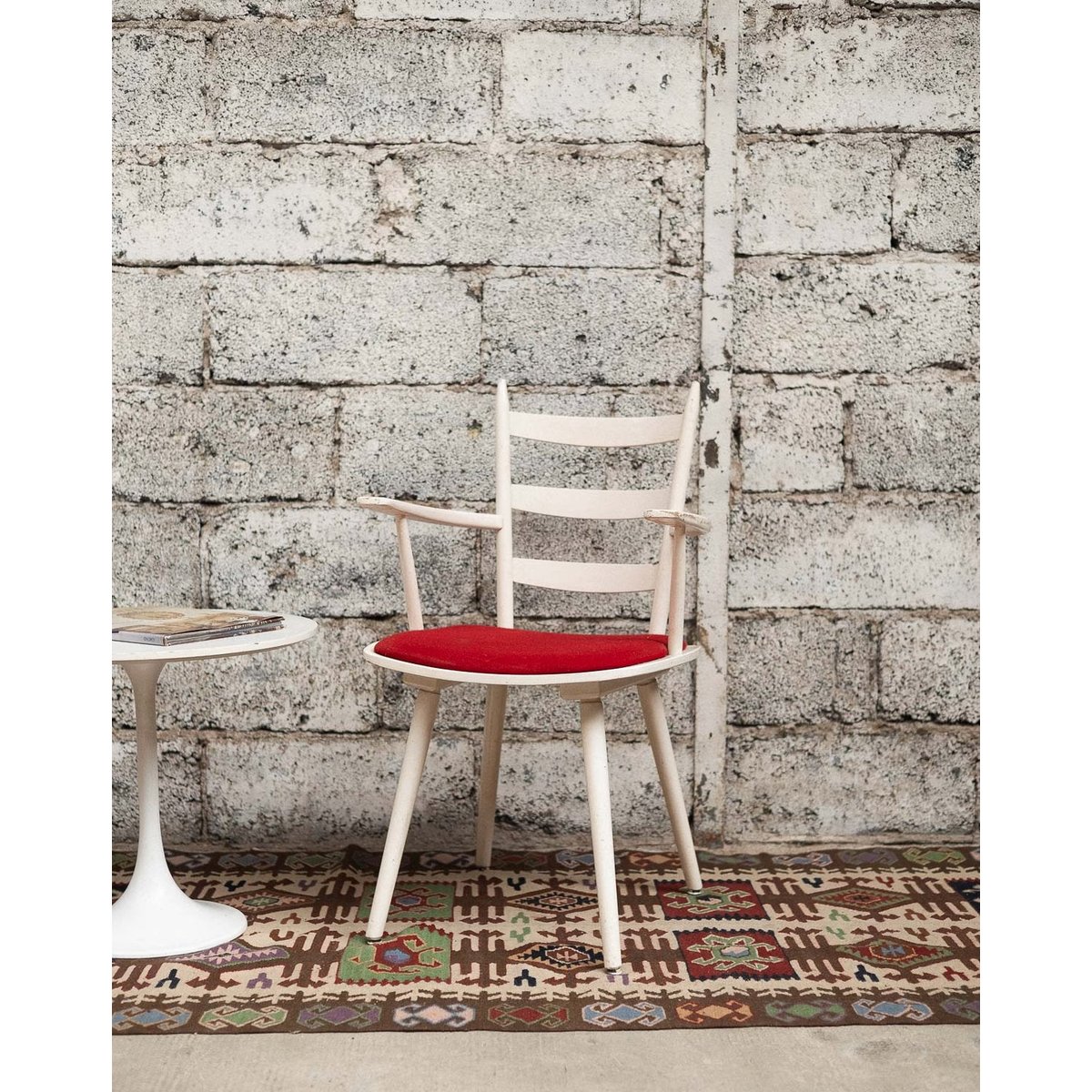 Chaise rouge et blanche Alma N°1724 - Bon état blanc, DEBONGOUT