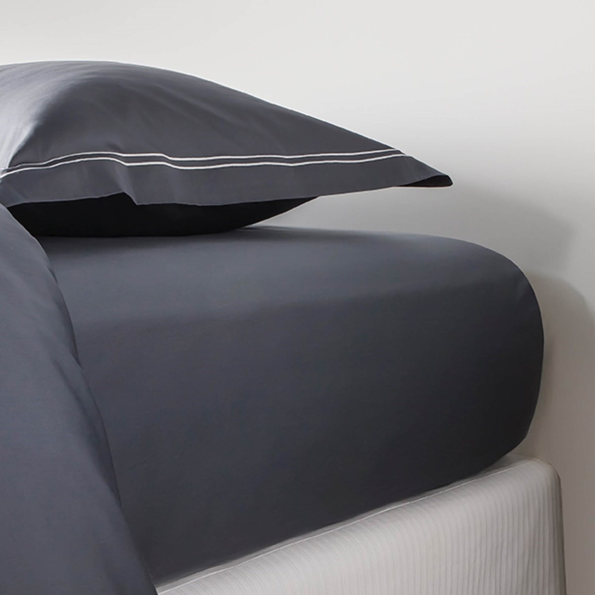 Drap housse LUXE satin de coton égyptien, bonnet 36 cm gris foncé, MPC MAISON