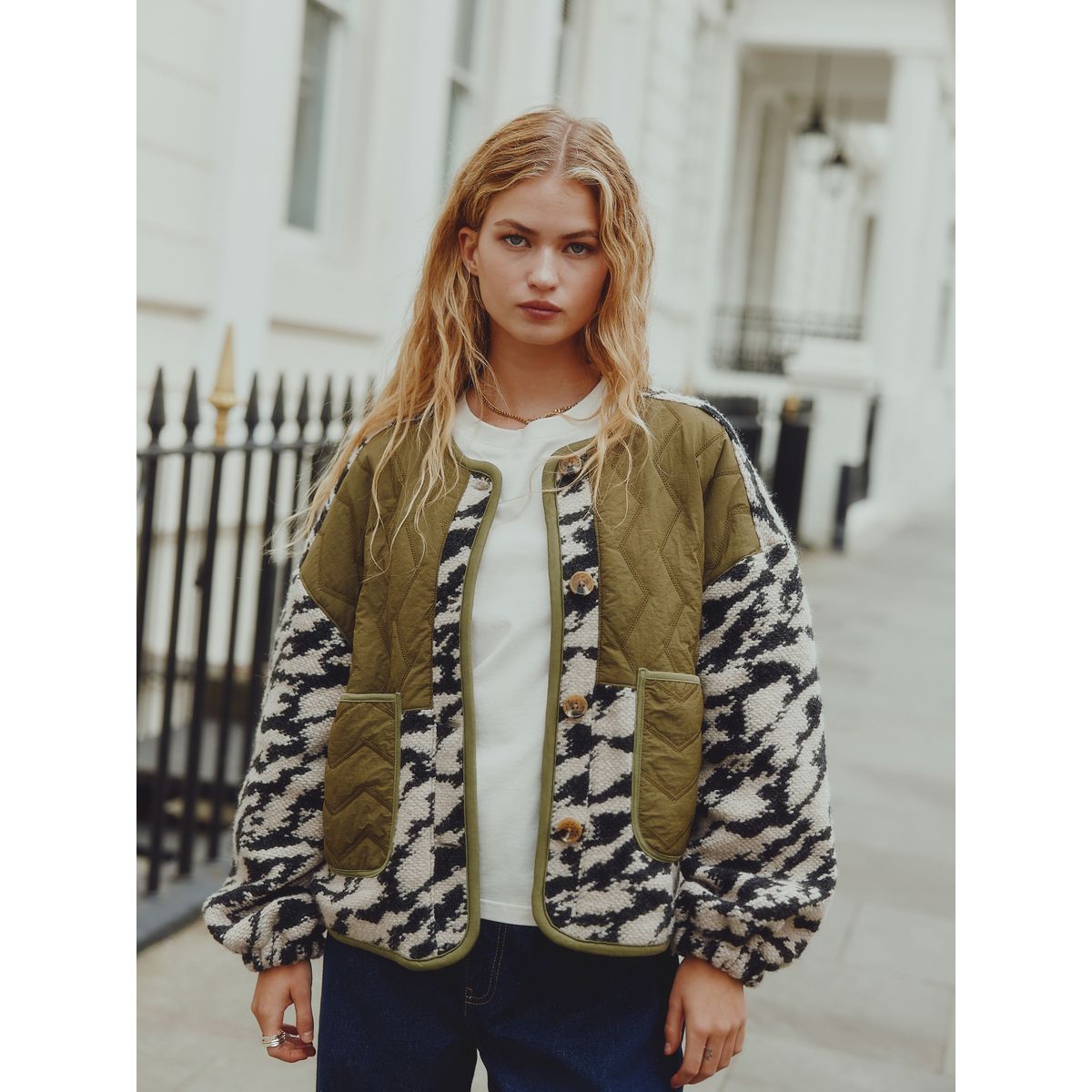 Veste boutonnée en peau lainée duveteuse vert olive/impression monochrome, NEXT