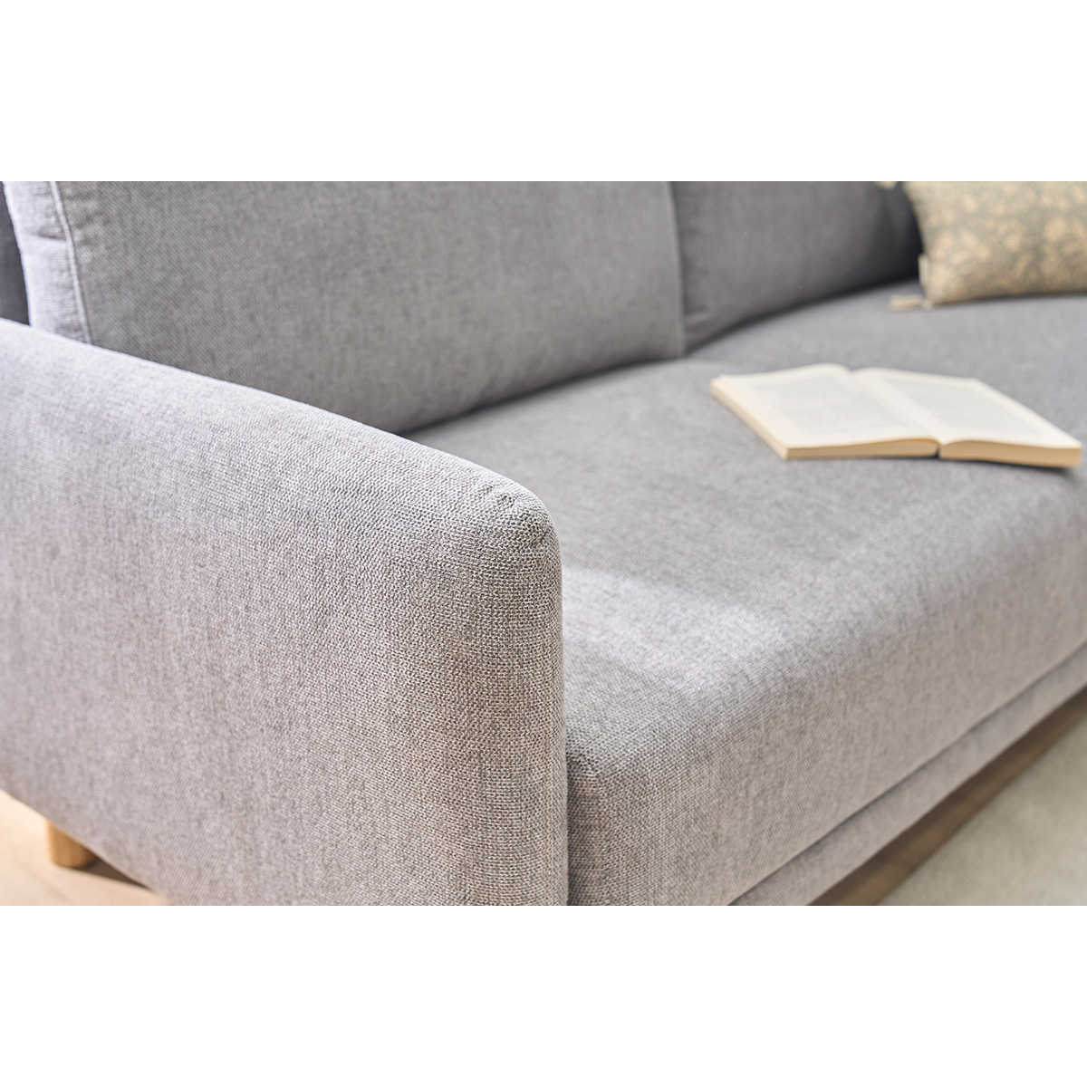 Canapé design 3 places en tissu effet velours texturé beige et bois clair BONO gris, MILIBOO