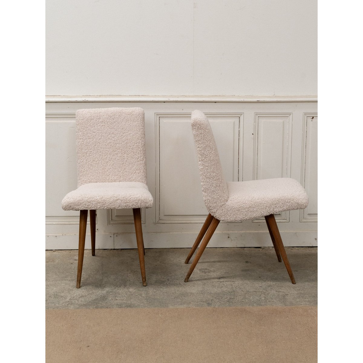 Paire de chaises en tissu bouclette blanc Alma N°1691 - Bon état blanc, DEBONGOUT