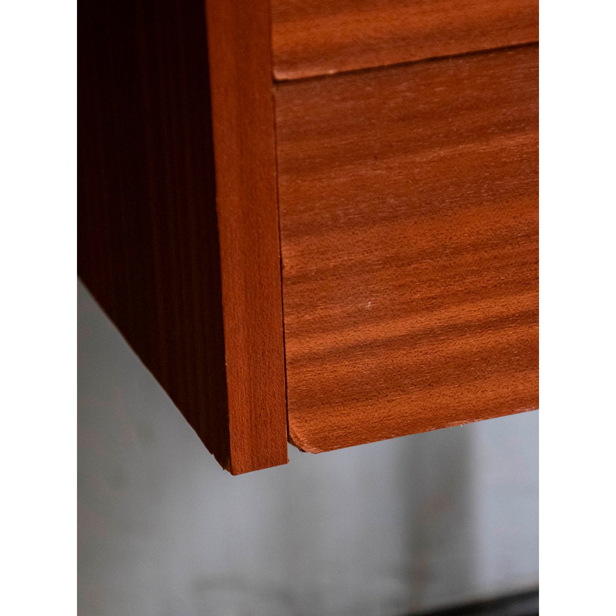 Bureau scandinave au plateau en simili cuir Yvan N°557 - Bon état bois foncé, DEBONGOUT