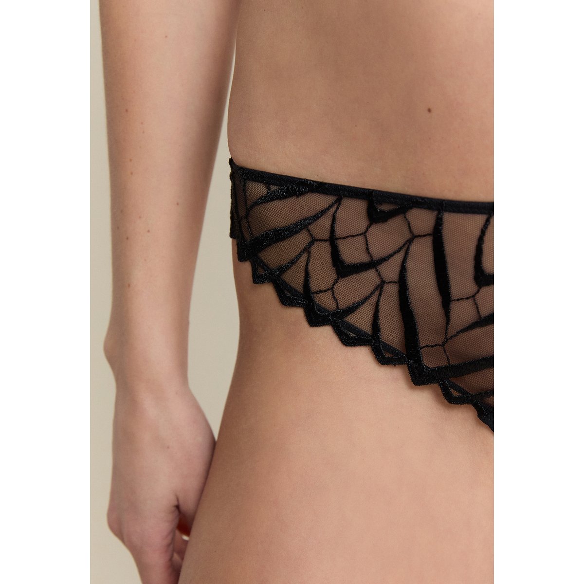 Tanga en broderie METAMORPHOSE noir, ETAM