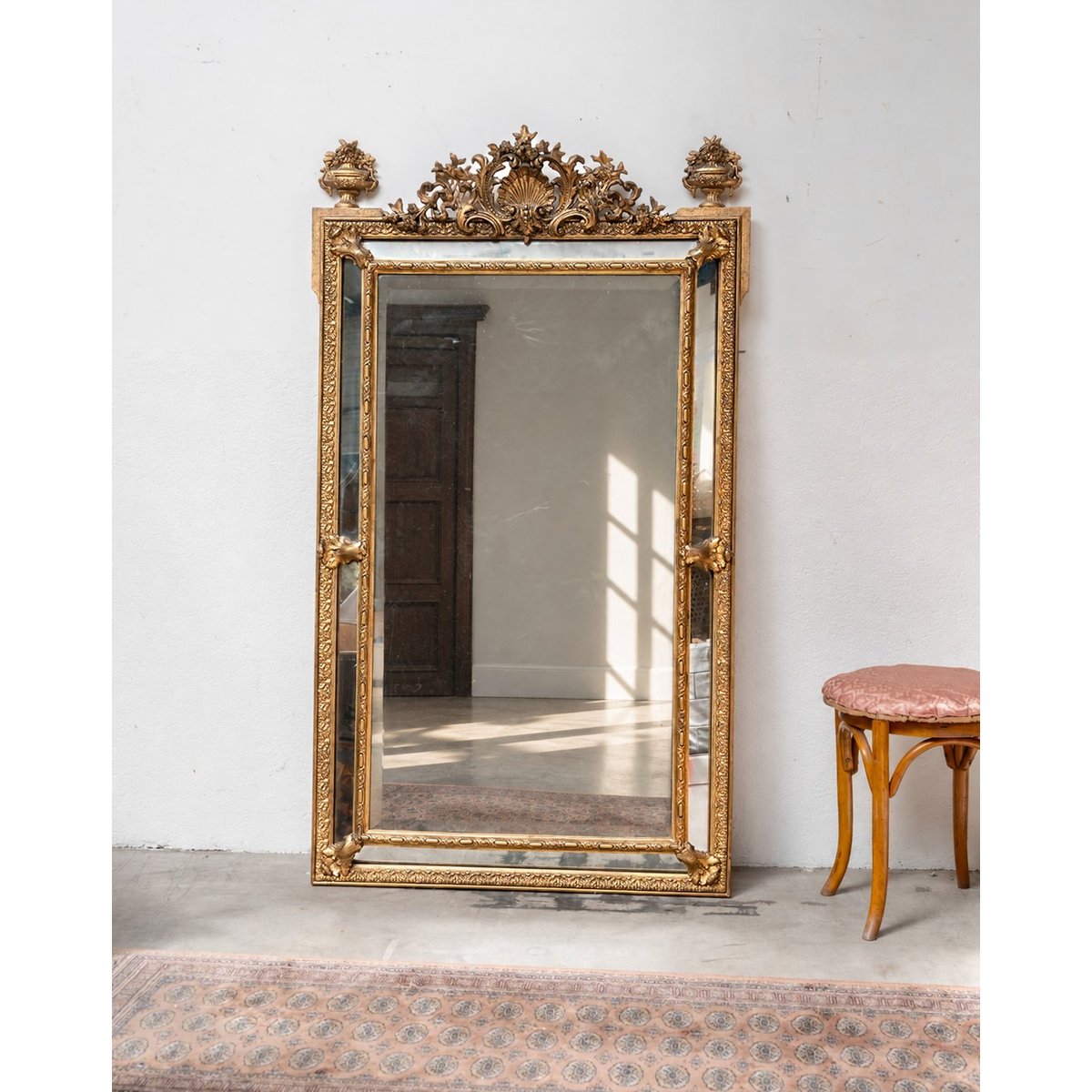 Grand miroir ancien style Louis XVI à parcloses et fronton sculpté Georges N°1384 - Bon état doré, DEBONGOUT