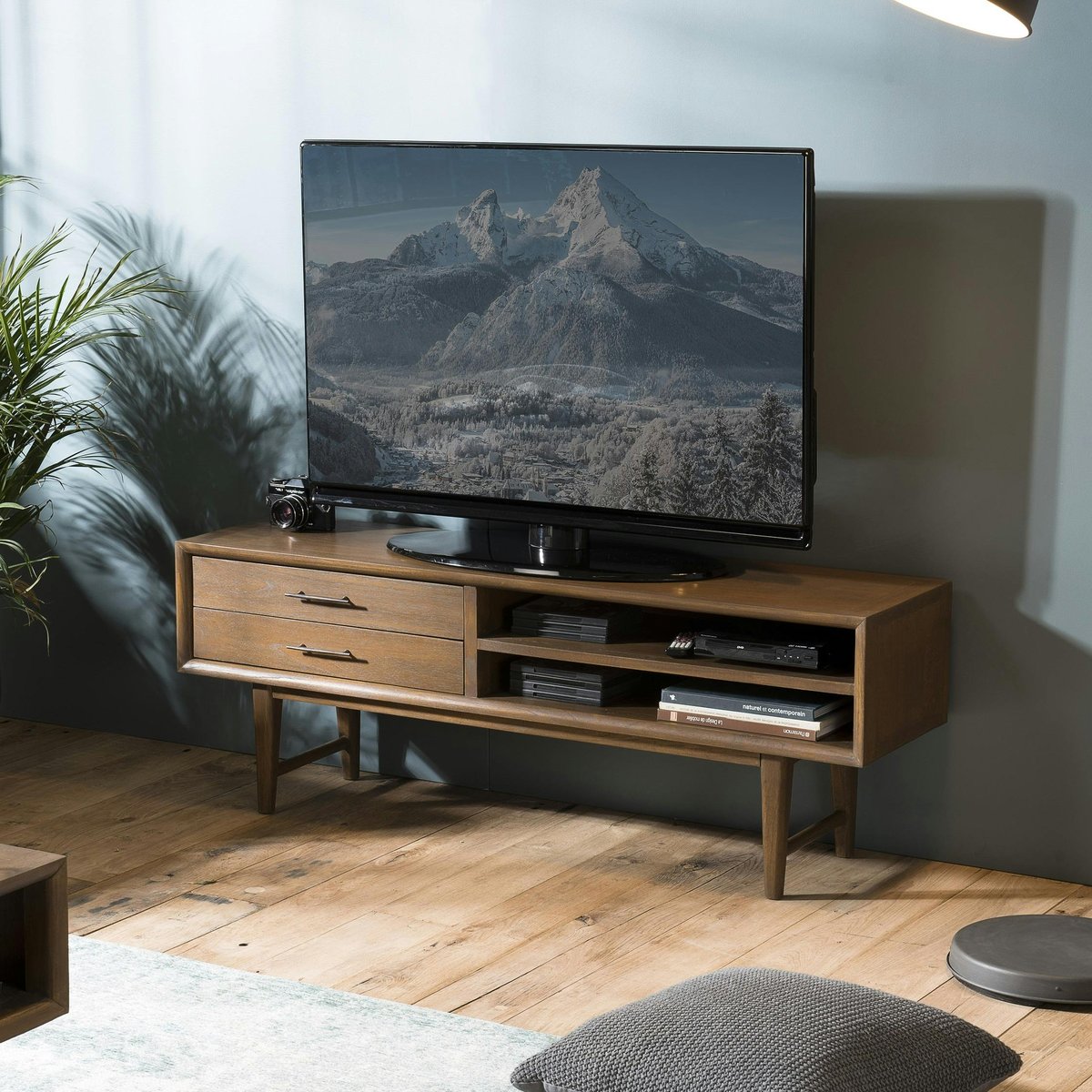 Meuble TV 140cm en bois exotique aspect vintage 2 tiroirs et 2 niches avec passe-câbles PADANG bois naturel, PIER IMPORT