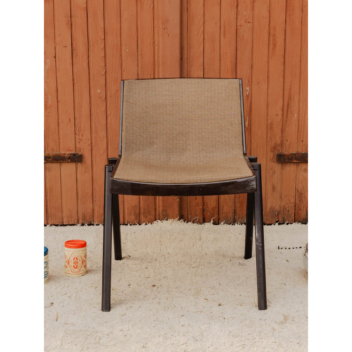 Chaise en plastique marron et tissu beige Alma N°2079 - Bon état marron, DEBONGOUT