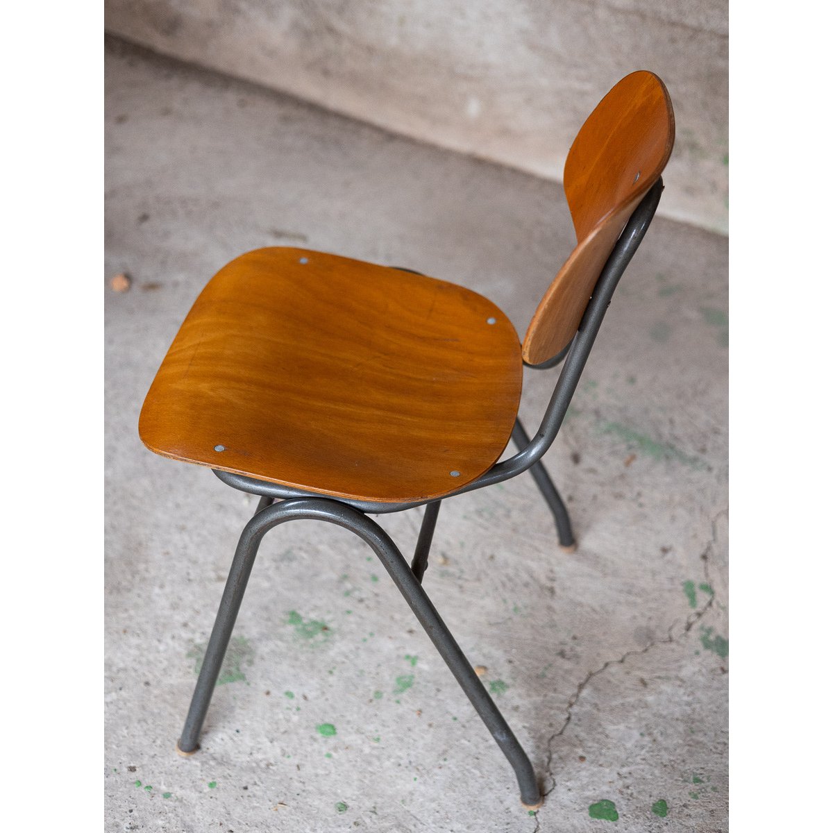 Chaise d'école au style industriel Alma N°2045 - Bon état bois clair, DEBONGOUT