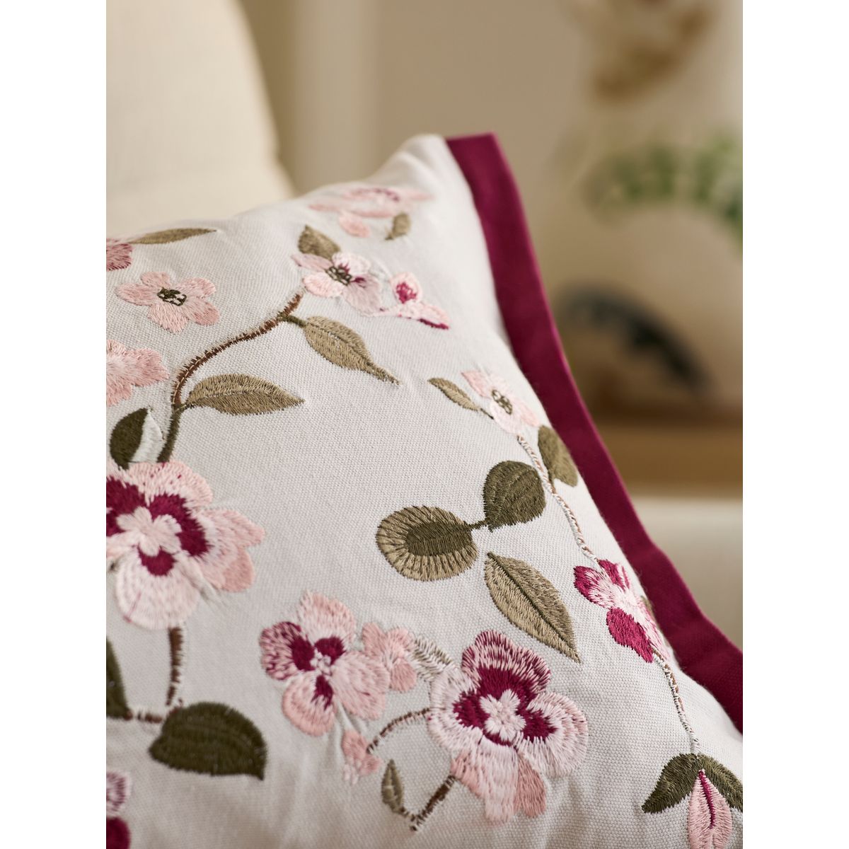 Coussin à fleurs brodées 50 x 30 cm rose, NEXT