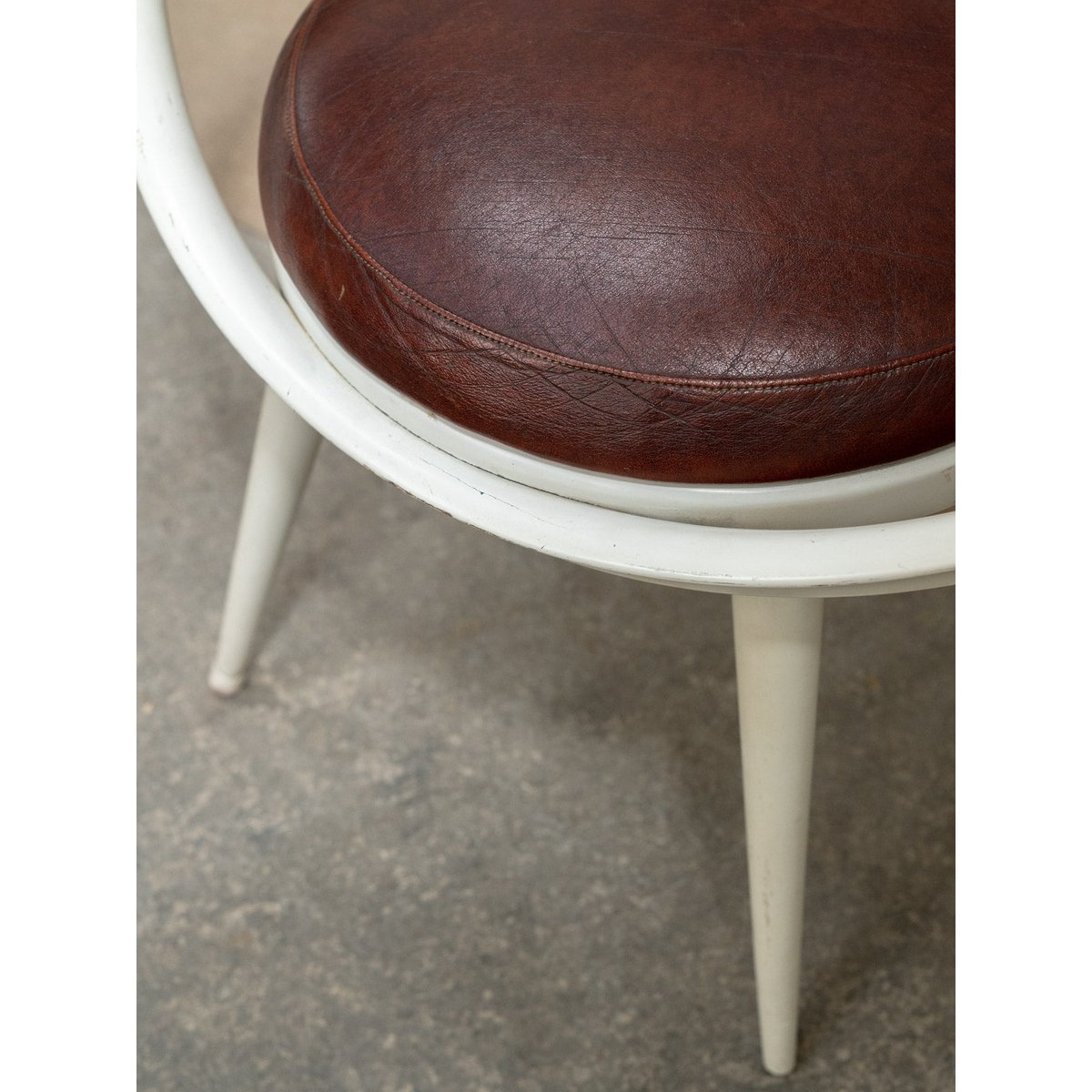 Fauteuil circle en cuir par Yngve Ekström Jakob N°1293 - Bon état blanc, DEBONGOUT