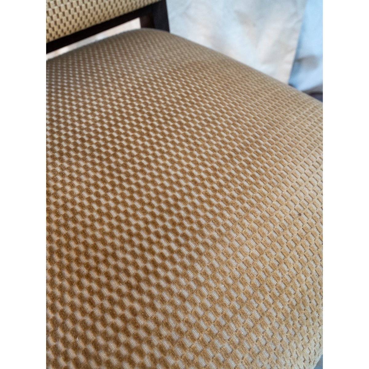Fauteuil en velours beige Ernest N°831 - Bon état bois foncé, DEBONGOUT
