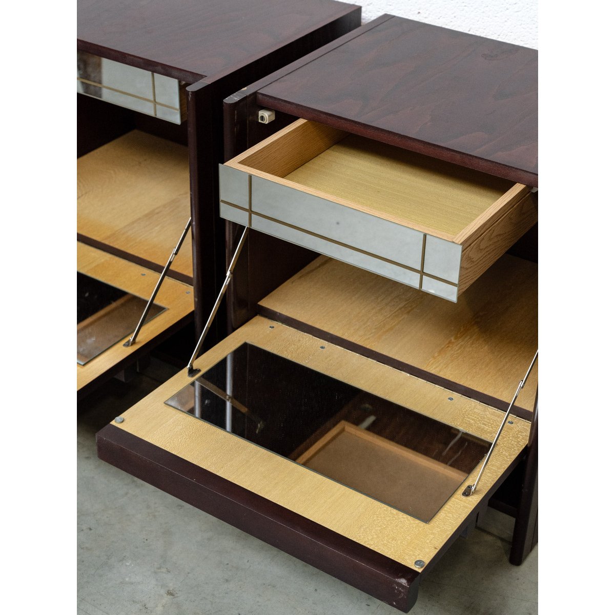 Paire de tables de chevet en bois foncé style 70's Maïa N°1618 - Bon état bois foncé, DEBONGOUT