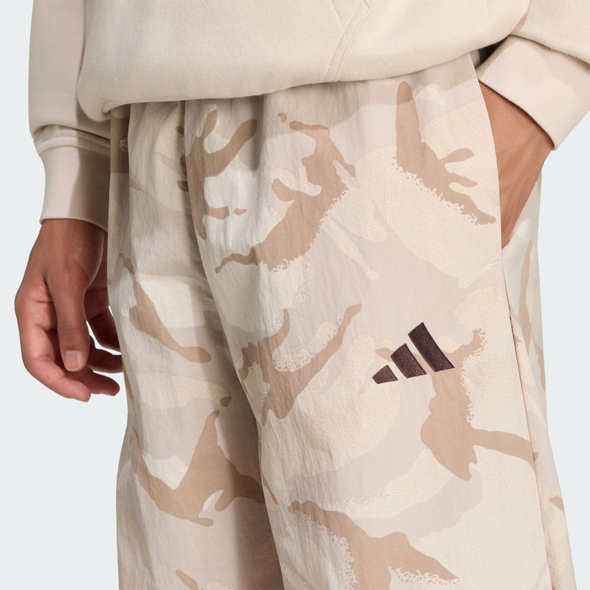 Pantalon Parachute Tissé Camouflage Seasonal Essentials Pantalon Parachute Tissé Camouflage Seasonal Essentials multicolor / chalky brown / crystal linen / light brown, ADIDAS SPORTSWEAR