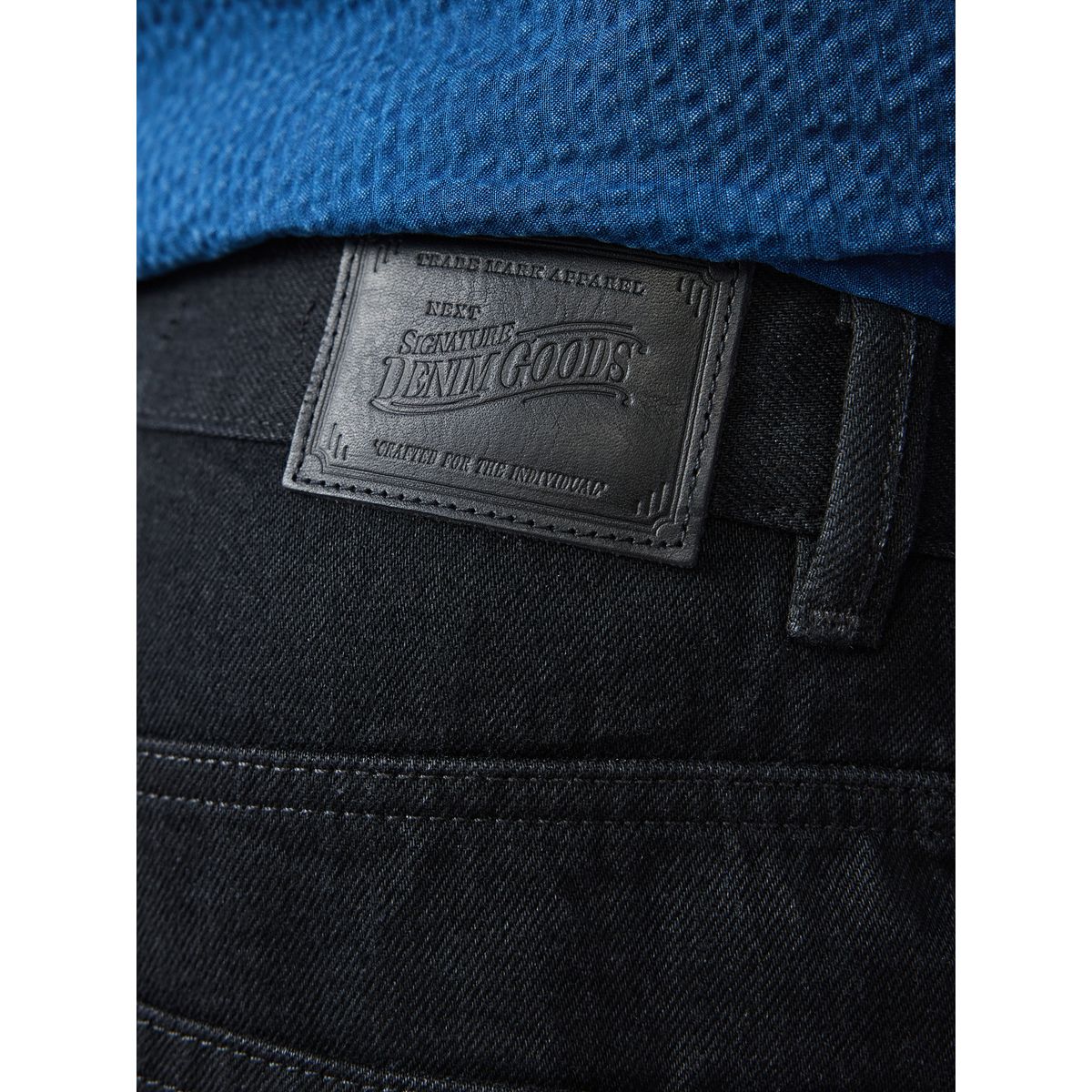 Jean en denim surpiqué selvedge Signature noir, NEXT