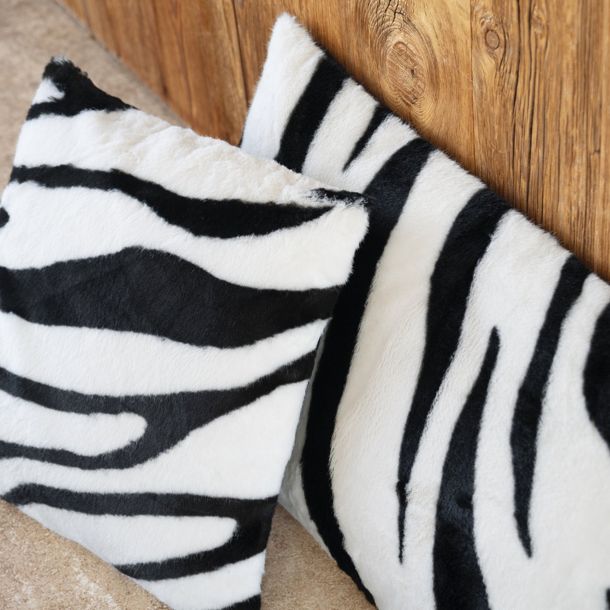 Coussin garni à motif zèbre avec dos en velours - QABANE noir, HOME MAISON