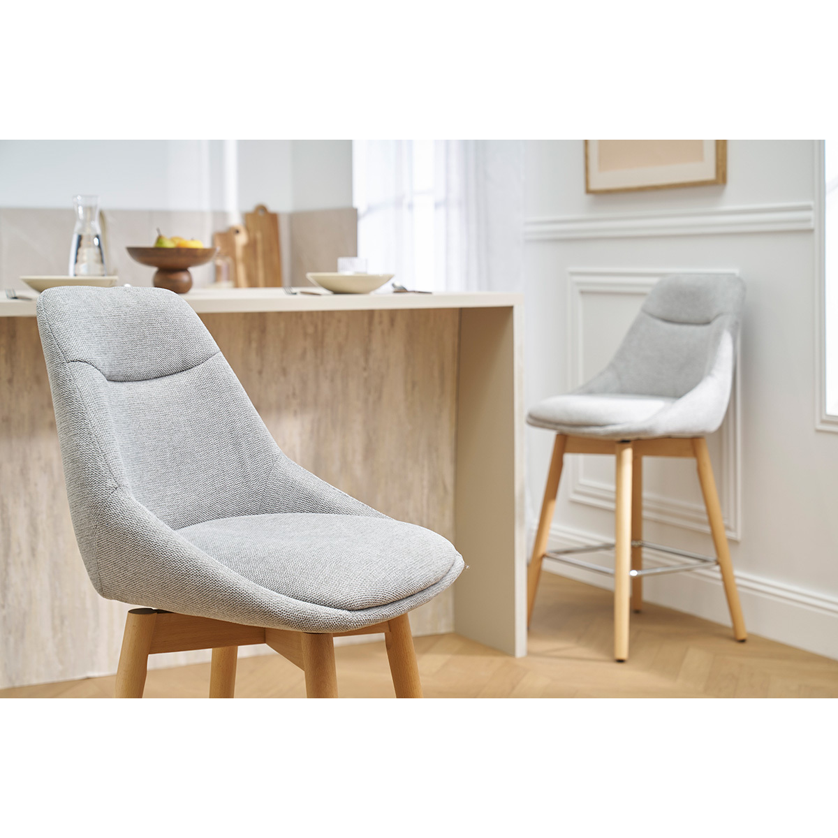 Tabourets de bar scandinaves pivotants 360° en tissu effet velours texturé beige et bois clair H65 cm (lot de 2) ALESS gris, MILIBOO