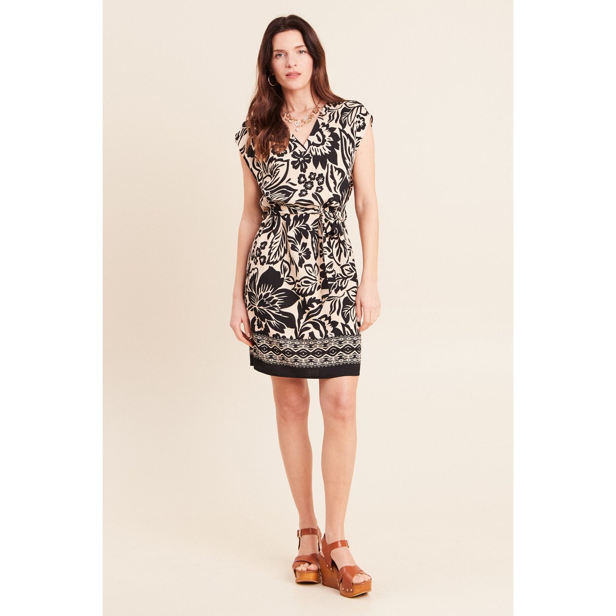 Robe droite courte col V manches courtes noir, BREAL