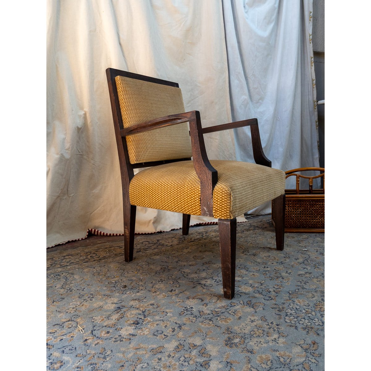 Fauteuil en velours beige Ernest N°831 - Bon état bois foncé, DEBONGOUT