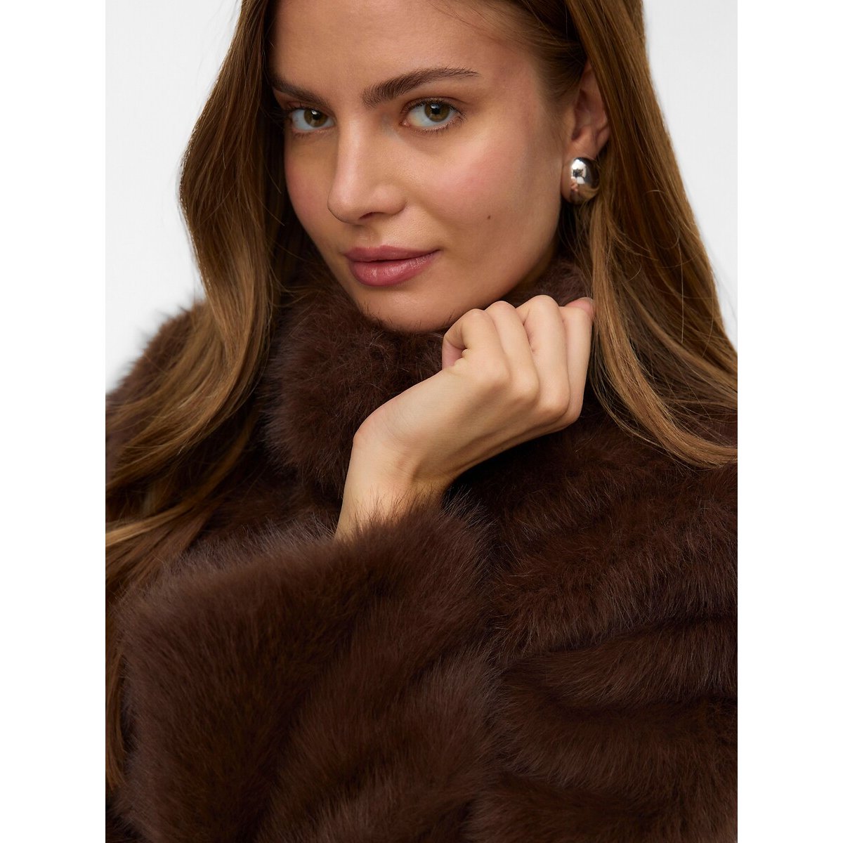 Manteau court en tissu duveteux à poils longs marron chocolat, VERO MODA