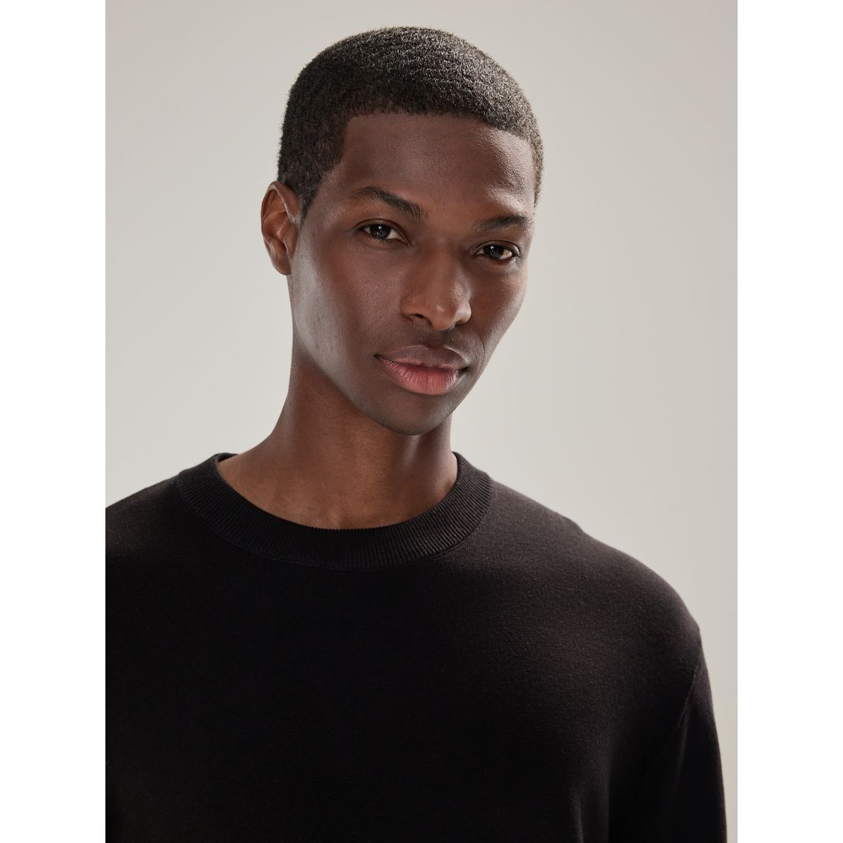 Pull ras du cou standard en coton majoritaire noir, NEXT
