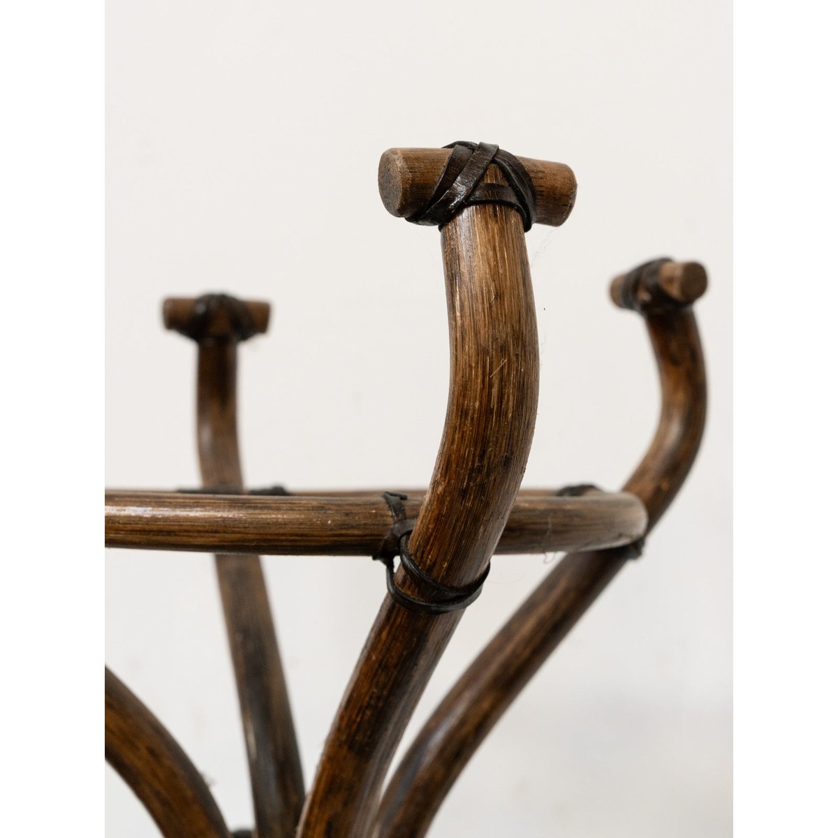 Porte-manteau en bois et cuir Max N°506 - Bon état bois foncé, DEBONGOUT